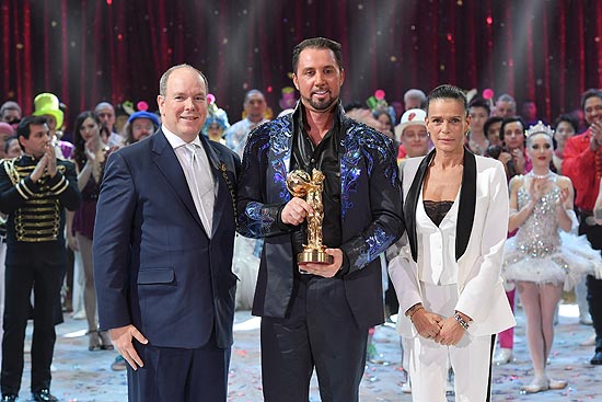 Martin Lacey jr. erhielt am 23.01.2019 aus den Händen von Fürst Albert vonMonaco und Prinzessin Stéphanie von Monaco seinen 2. Goldenen Clown (©Foto: Circus Krone)
